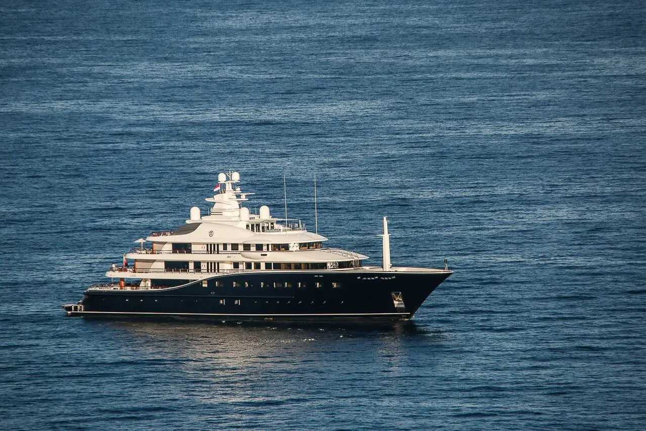 yacht Aquila - 86m - Derecktor Shipyards - owner: Ann Walton Kroenke