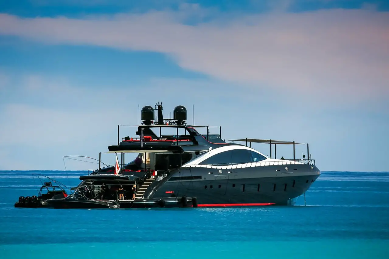 yacht Black Legend